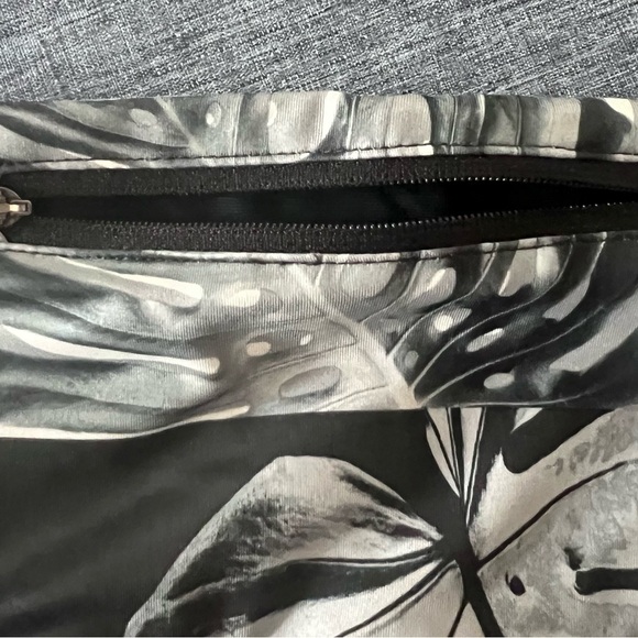 NIKE Leaf Print Leggings Yoga Pants Size Medium Like New - Picture 13 of 16